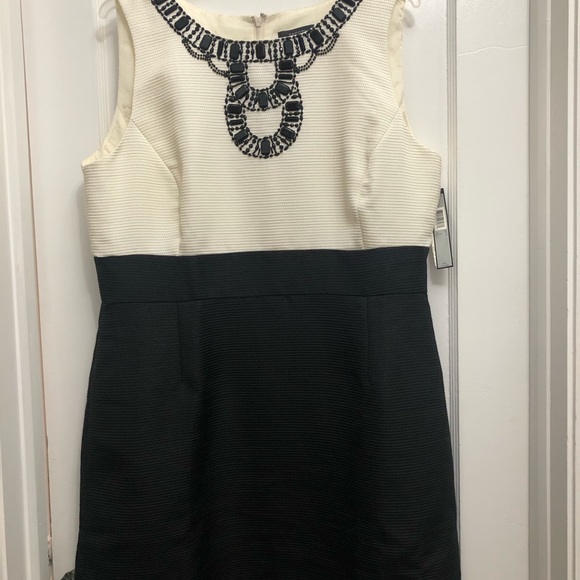 Gorgeous brand new Tahari Size 16US dress with beautiful beading! Very elegant. - Picture 2 of 8